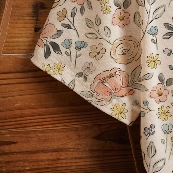 ⭐️Floral Print Cream Top - Picture 3 of 6